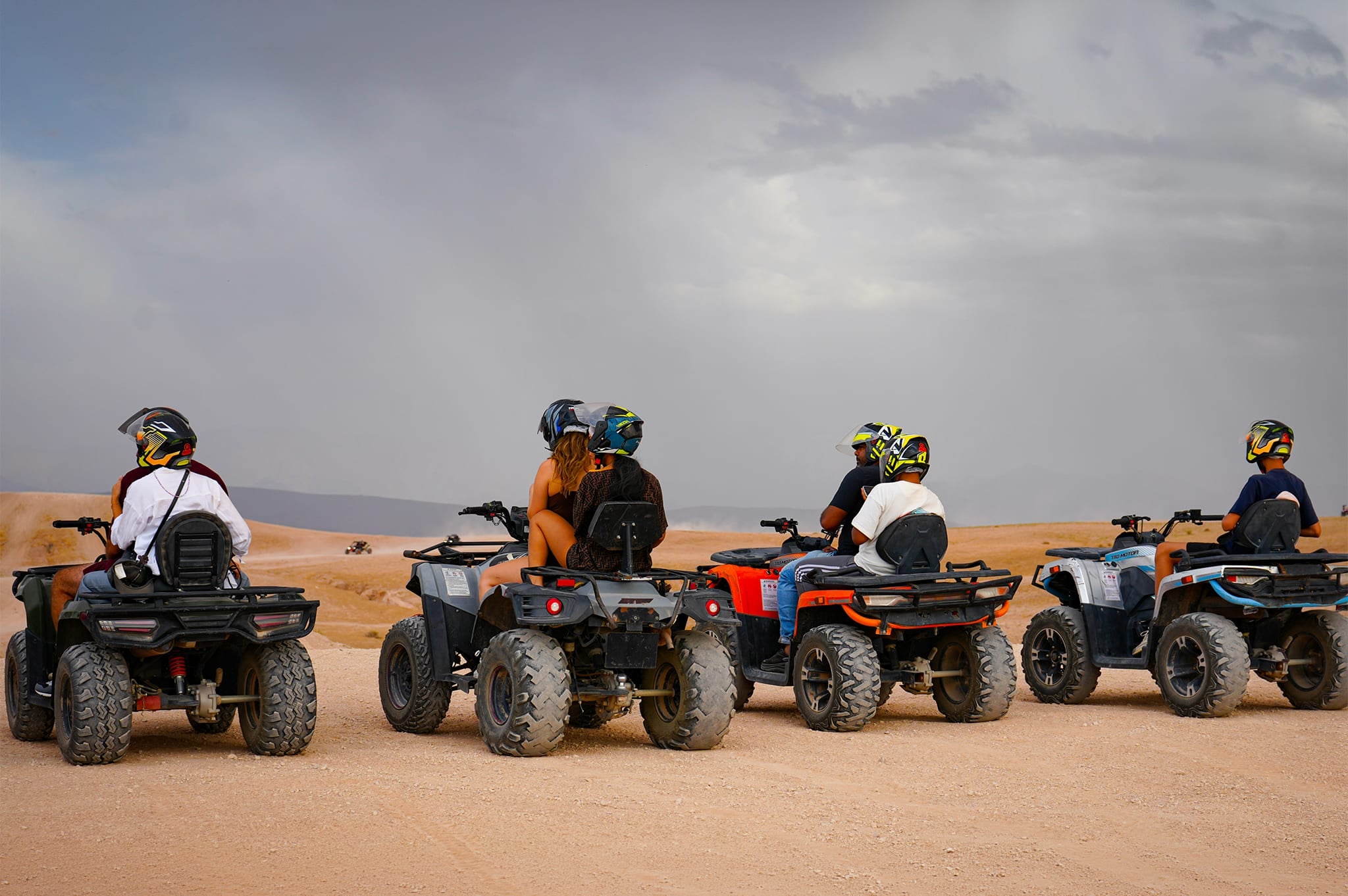 Eine Gruppe Quads steht nebeneinander, von hinten gesehen, mit Blick auf die Ebene von Agafay